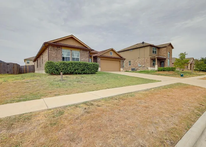 8 Mi To Fort Cavazos! Modern Home W/ Fire Pit