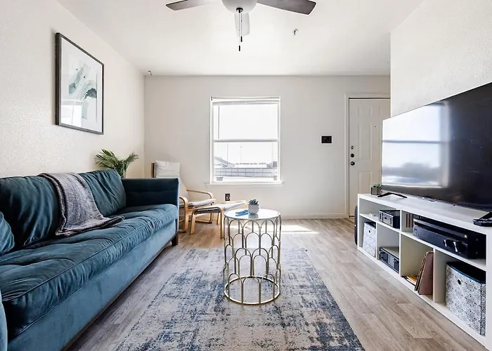 Stylish And Cozy Townhouse